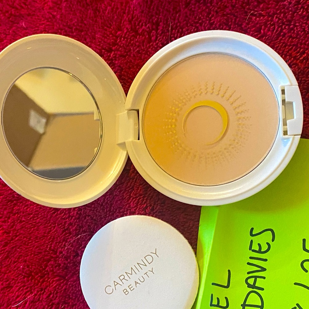 Carmindy Beauty Sheer Whisper Powder
Never been used
Shade: light medium